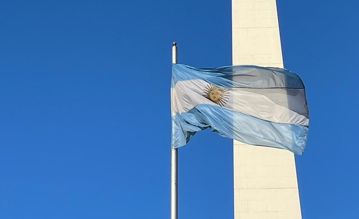 O estudo ressalta que Buenos Aires se manteve resiliente diante de desafios econômicos e sociais, com planejamento urbano funcional, sistema de transporte eficiente e amplo acesso à educação e à saúde