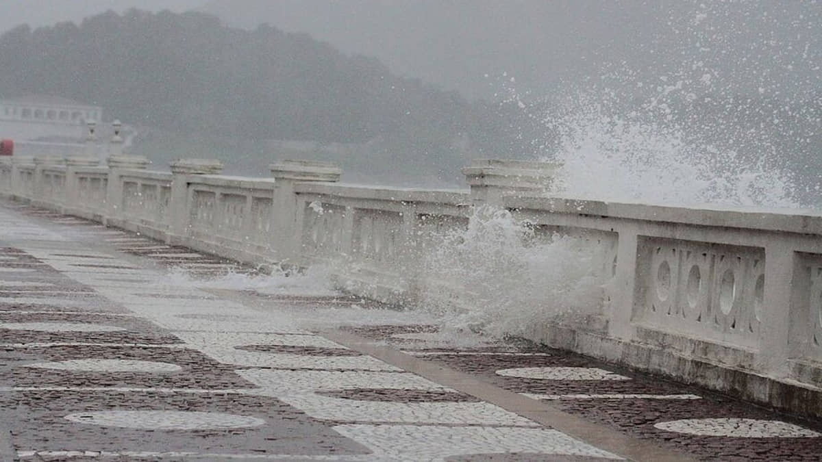 Frente fria causa ressaca no mar em Santos