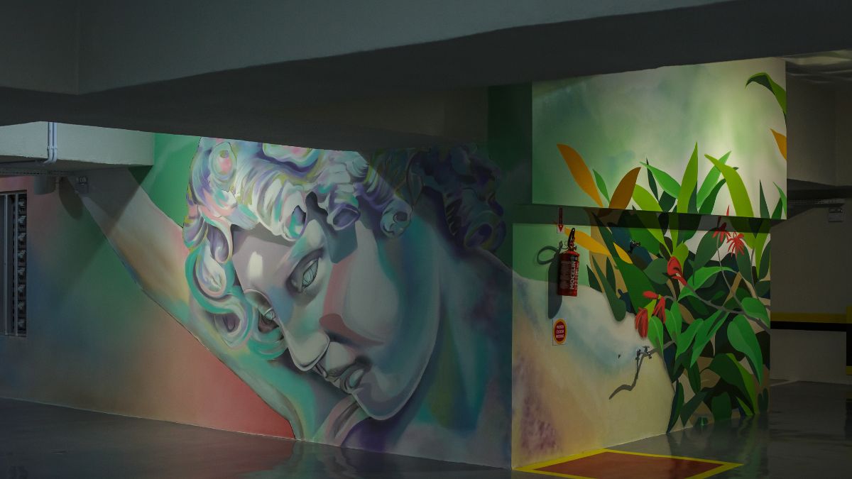 Ambiente, normalmente utilitário, foi transformado em uma galeria permanente, com painéis temáticos e ambientação sonora