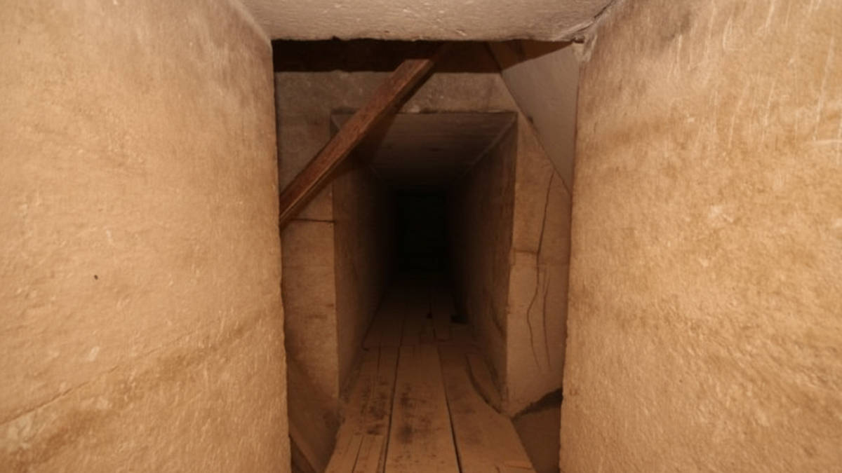 Rede subterrânea alinhada às pirâmides reacende debate sobre engenharia e rituais no Egito Antigo.