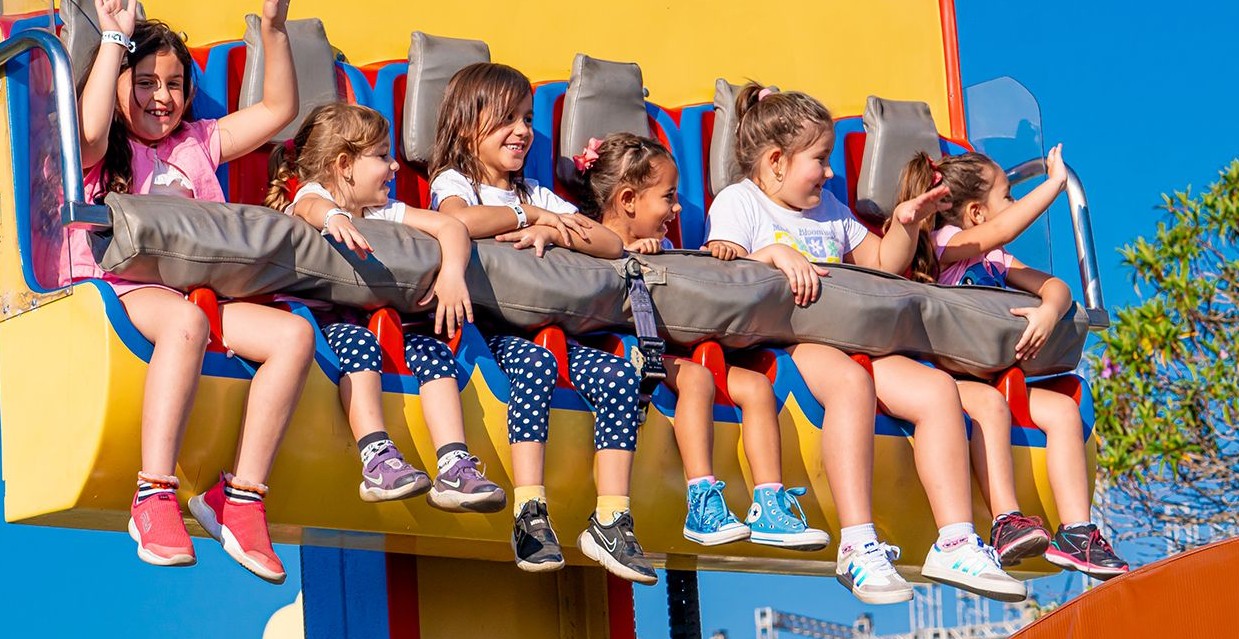 Crianças se divertem no 'Dispenkito', brinquedo que sobe e desce dando 'pulinhos'