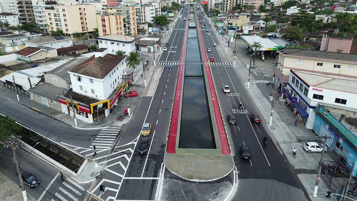 A expectativa é que o projeto seja concretizado até 2026, abrangendo inicialmente as avenidas Dom Pedro I, na Enseada, e Santos Dumont, em Vicente de Carvalho.