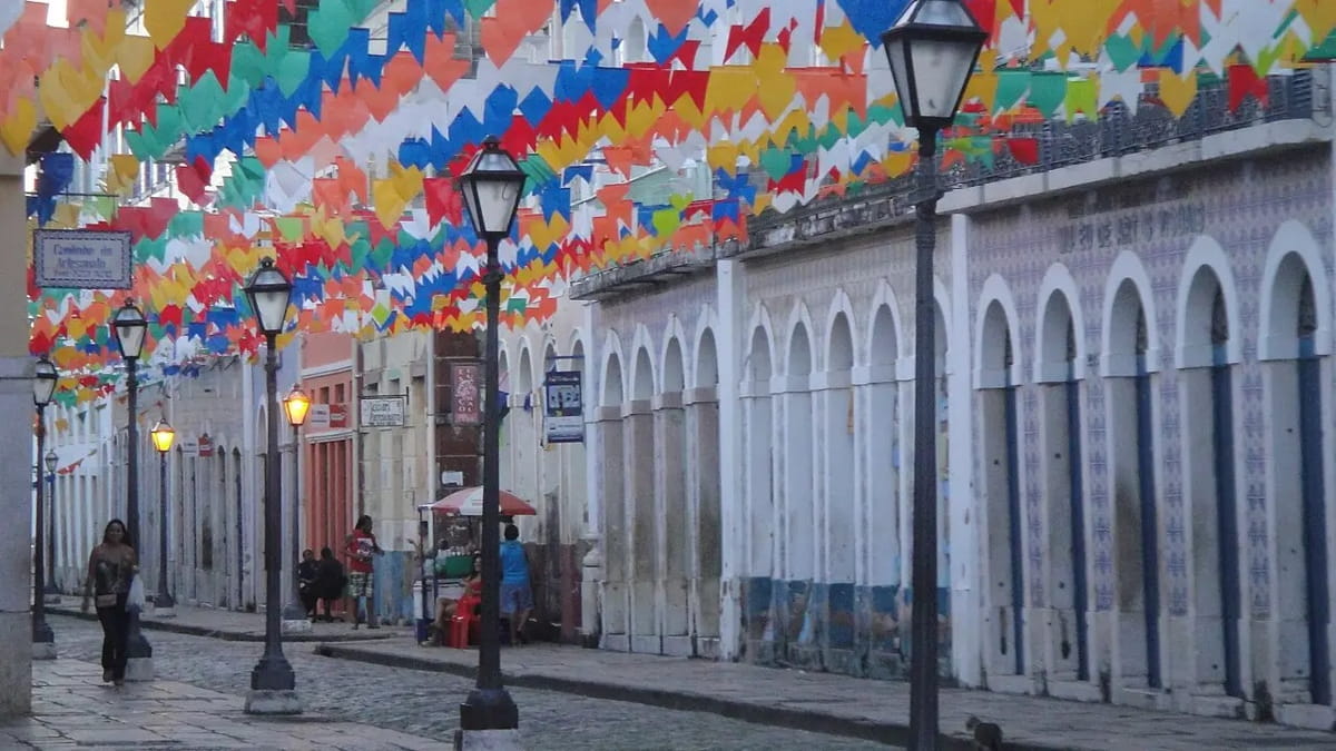 Com fama de acolhedora, São Luís é pontilhada por paisagens que acabam fazendo jus à alcunha, com ruelas de pedras e casas antigas e coloridas