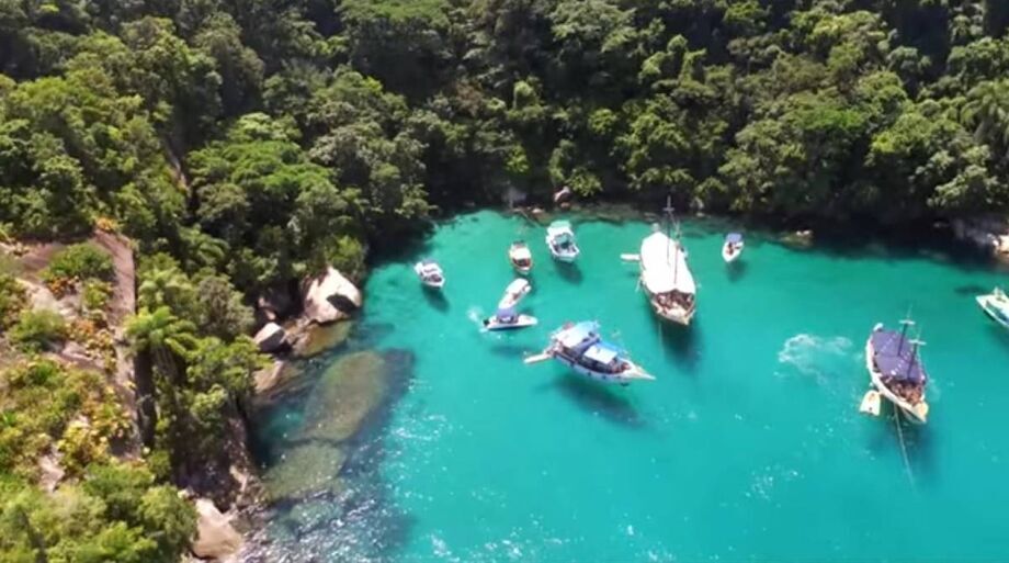 A ilha está a aproximadamente uma hora de distância de Paraty e só pode ser acessada por via marítima, a partir do Cais de Paraty