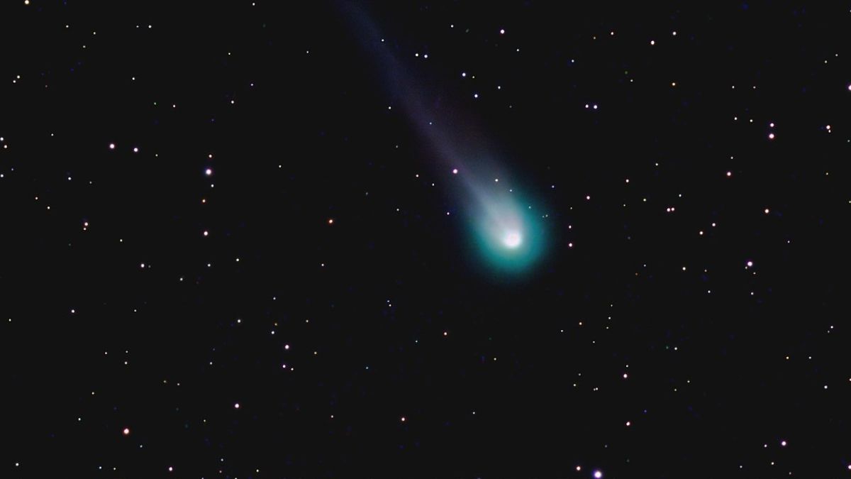 O cometa Lemon, previsto para atingir o auge do brilho entre outubro e novembro de 2025, será visível sob céus escuros e deve exibir uma longa cauda luminosa