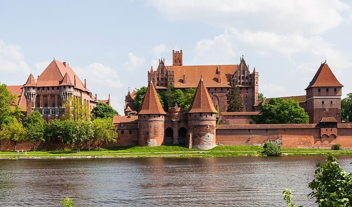 A construção, feita inteiramente de tijolos vermelhos, tornou-se um ícone do estilo gótico de tijolos, típico do norte da Europa