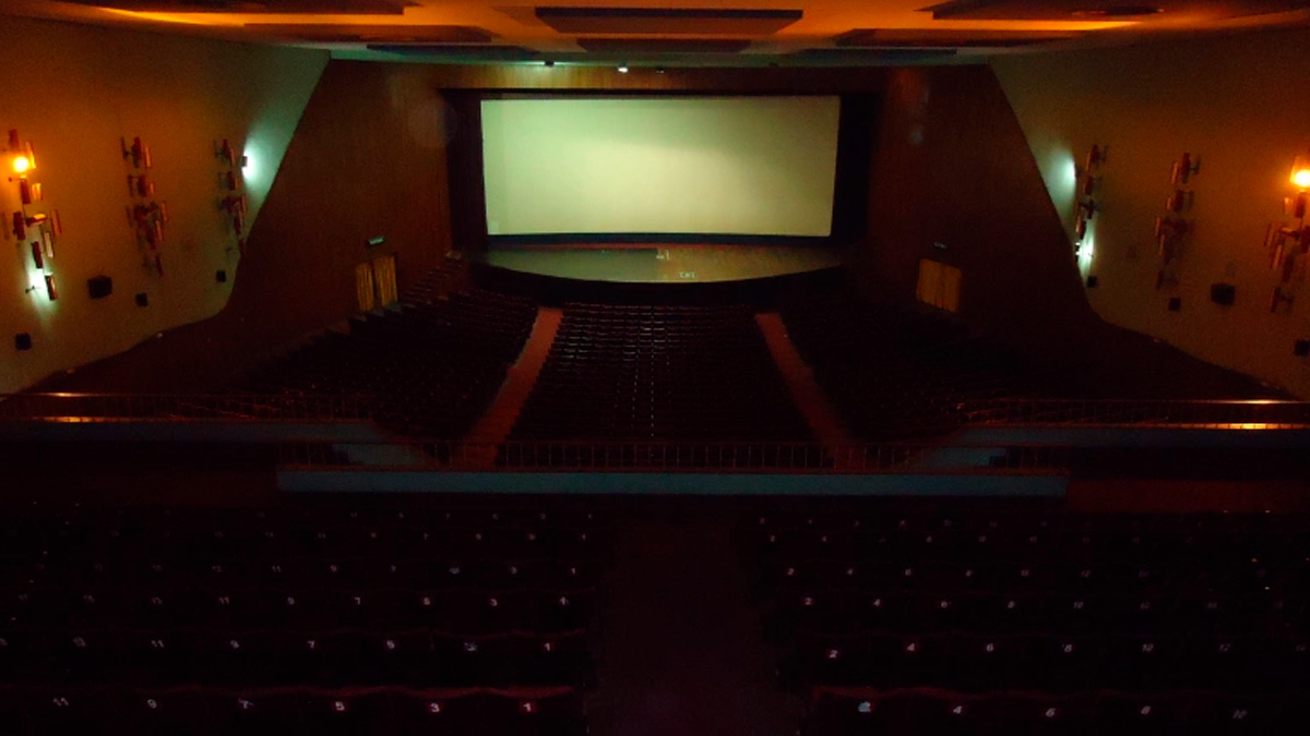 Localizado no bairro Vila Santa Cecília, em Volta Redonda, no Rio de Janeiro, o Cine 9 de Abril é o maior cinema do Brasil e da América Latina.