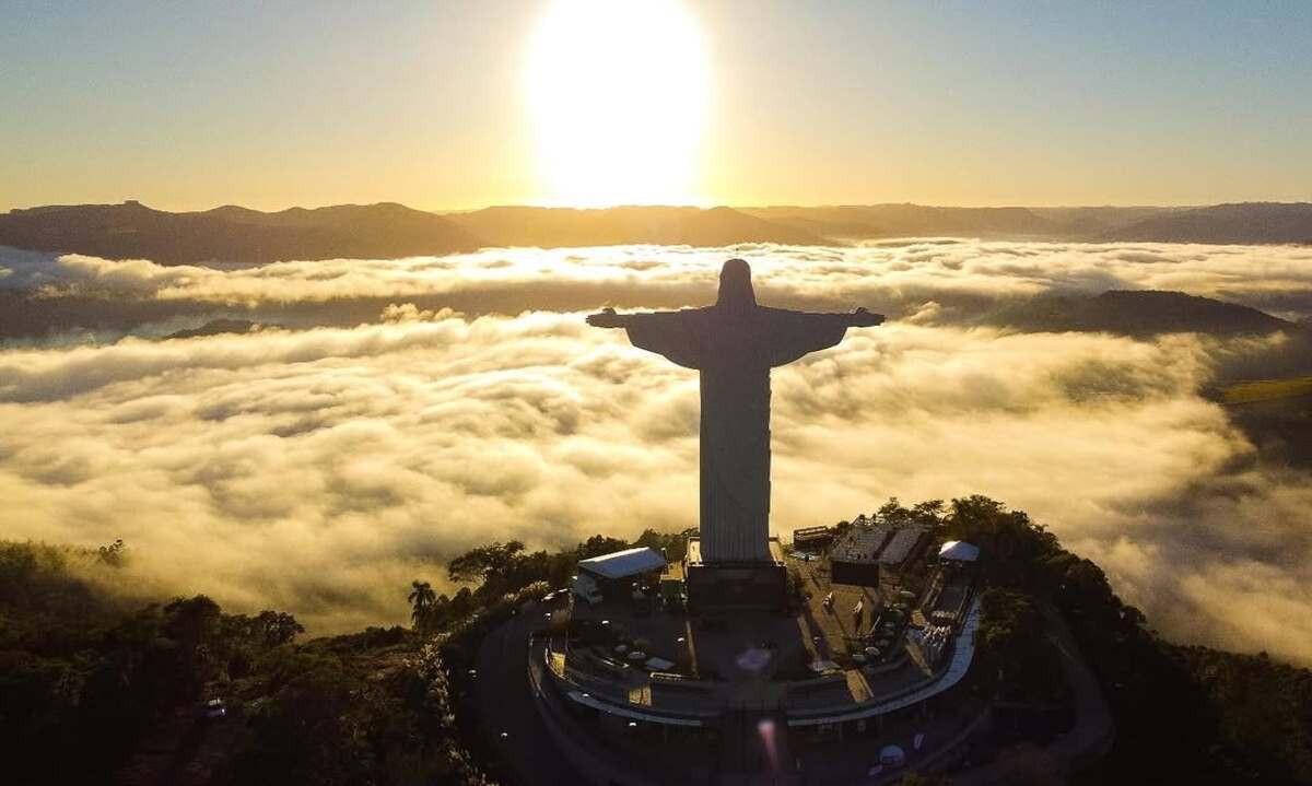 Essa estátua surpreende pelo seu tamanho, que ultrapassa o Cristo Rendentor