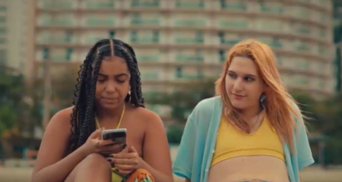 Sáfica é um termo para qualquer mulher atraída por mulheres, incluindo lésbicas, mulheres bissexuais, pansexuais e outras identidades queer