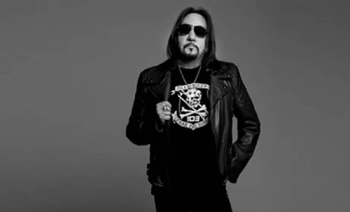 Ele integrou a banda durante nove anos, entre 1973 e 1982