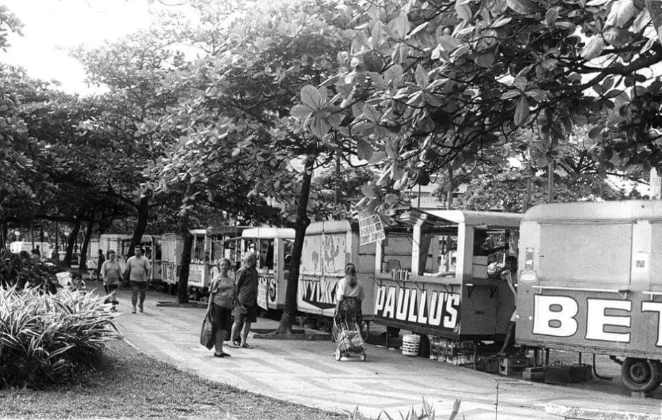 Durante décadas, a Praia do Embaré, em Santos, foi muito mais do que um cartão-postal da cidade.