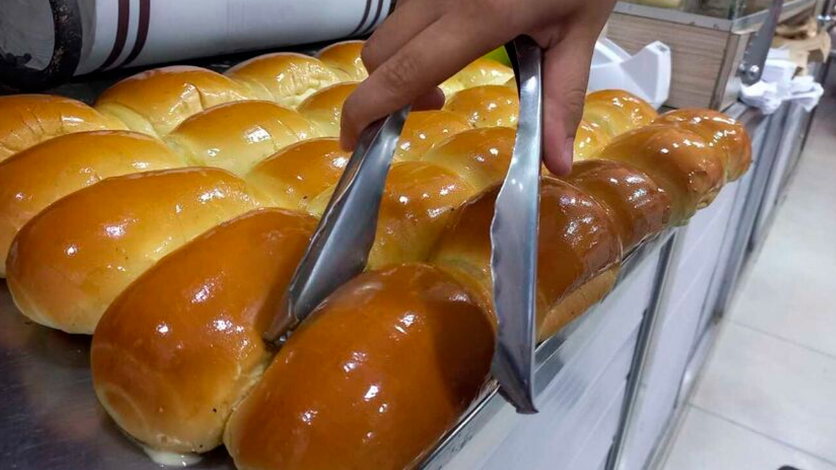 Macio, adocicado e com uma casquinha brilhante, ele se destaca pela textura e pelo sabor único, que faz parte do cotidiano santista há mais de um século.