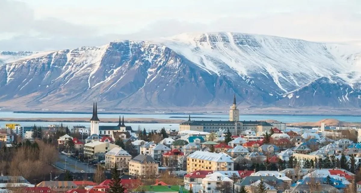 O resultado é um ecossistema único, onde moradores e visitantes podem caminhar por campos de lava, explorar cavernas de gelo e contemplar vulcões ativos sem o receio de encontrar predadores