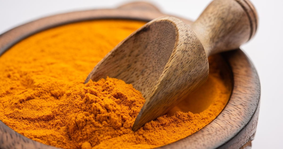 Além de colorir pratos e dar sabor a lentilhas, batatas e legumes, a cúrcuma é amplamente utilizada como corante natural em tecidos, cosméticos e até rituais culturais