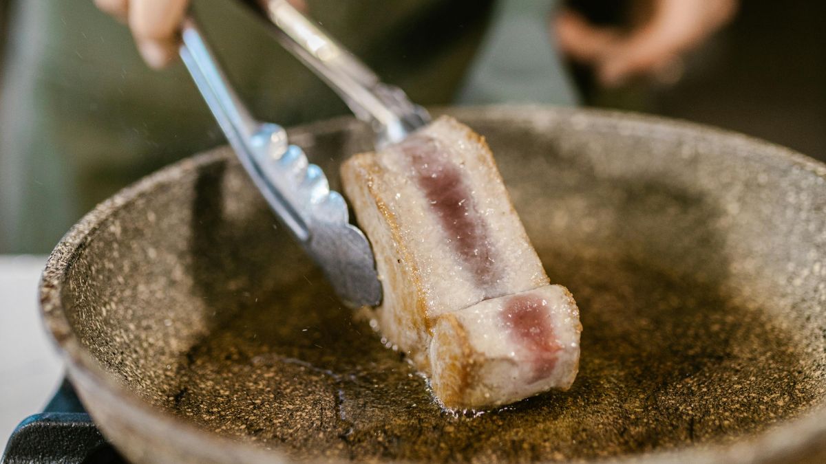 O segredo dos restaurantes para eliminar o cheiro de fritura