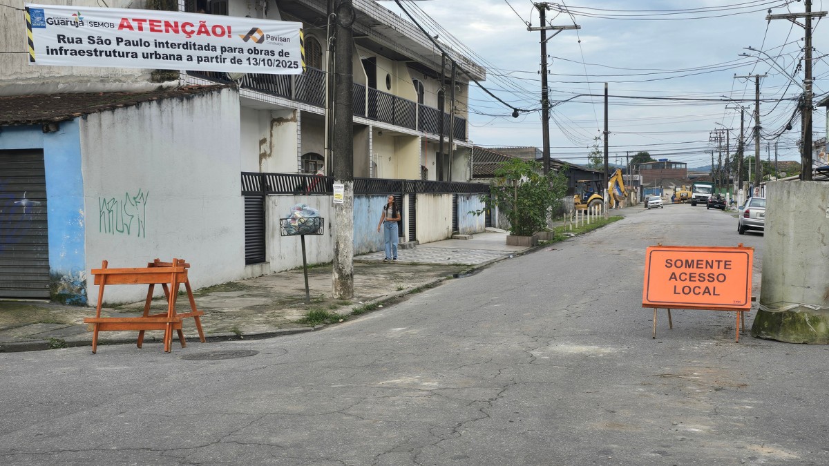 O trânsito foi interrompido devido à movimentação de maquinários e às escavações em andamento