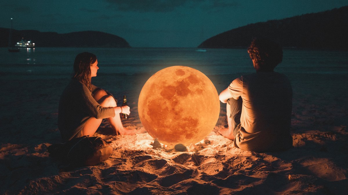 Há encontros que parecem acender universos