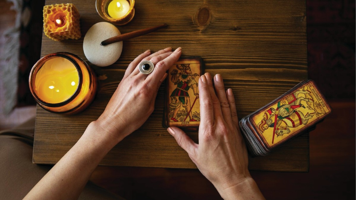 O Tarot responde quais signos estão no caminho desafiador de amar e continuar sendo quem são