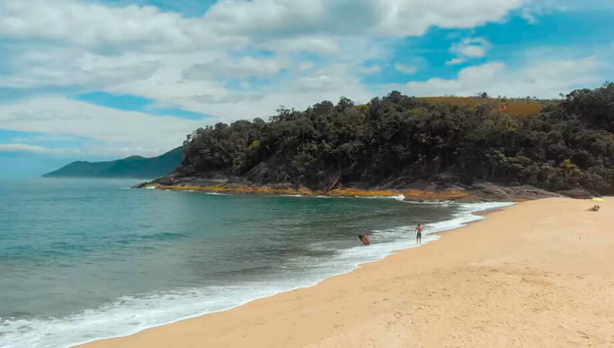 Além de oferecer um clima tranquilo, sua faixa de areia é bastante fofa, branca e limpa