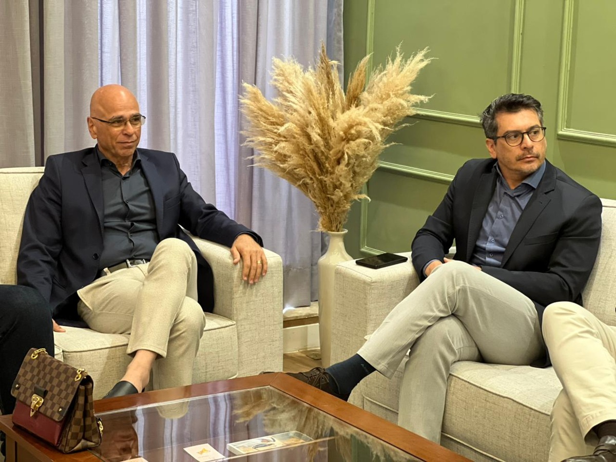 Prefeito Farid Madi recebeu em seu gabinete representantes da rede