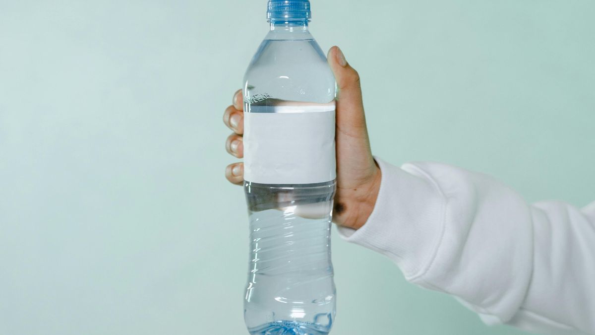 Pesquisa revela o perigo invisível nas garrafas de água