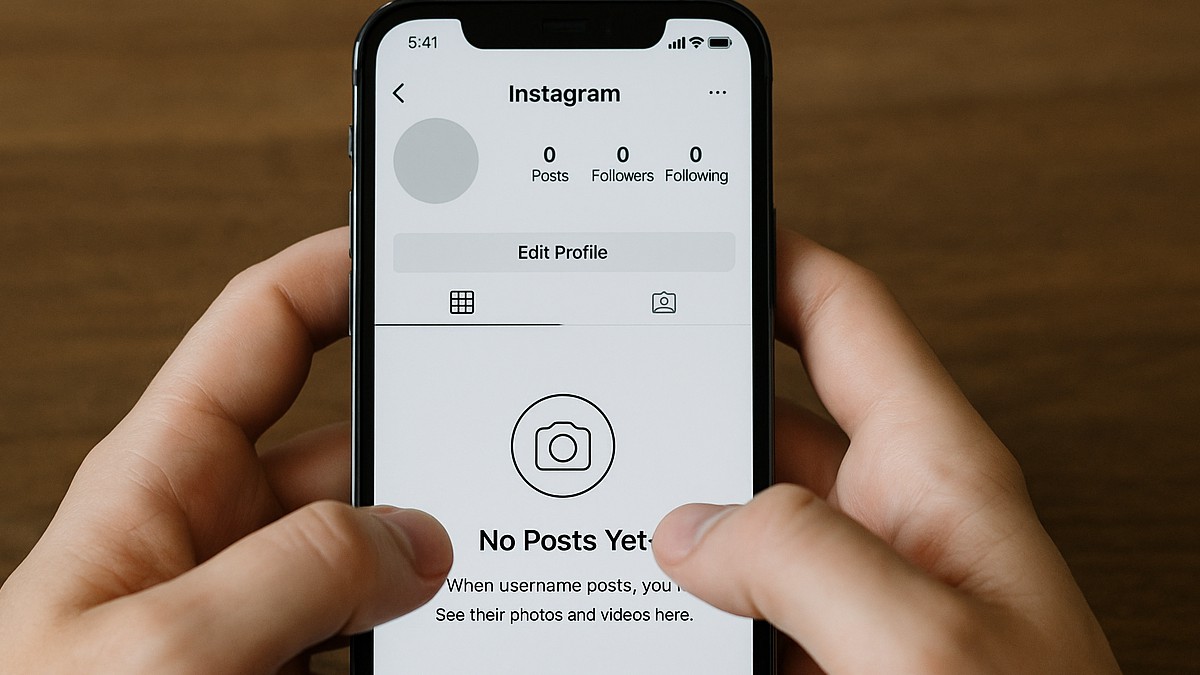 Mulher abrindo sua rede social, que está vazia e sem postagens