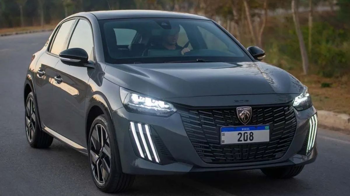 Mesmo com o domínio dos SUVs, o segmento de hatches compactos segue vivo e o Peugeot 208 é um dos bons representantes