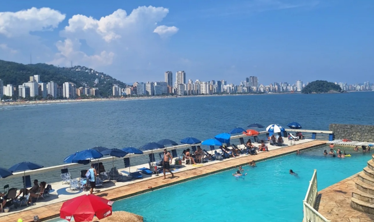 Com três piscinas naturais voltadas para o mar, o clube oferece uma experiência única de contato com a natureza sem abrir mão do conforto