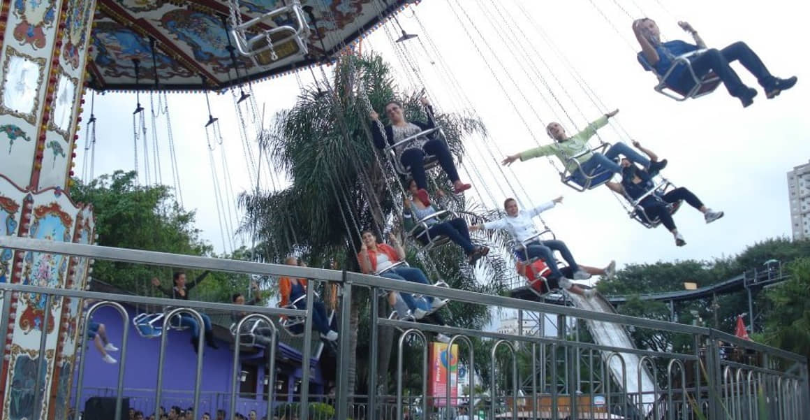 Pessoas se divertem no 'Chapéu Mexicano' no Playcenter, em 2012