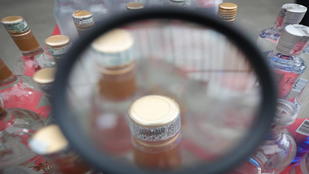 Os policiais rodoviários apreenderam as garrafas de uísque de diversas marcas e mais 97 rótulos falsificados