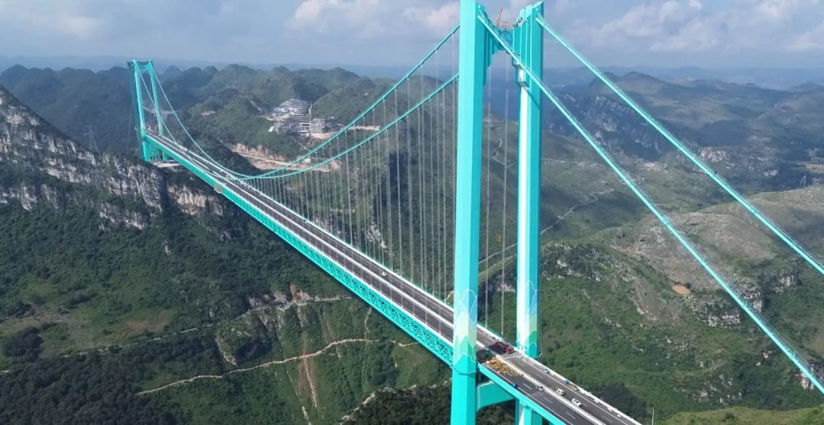 A Ponte Huajiang Grand Canyon se soma a uma série de projetos de infraestrutura da China que têm transformado o país em referência mundial em engenharia