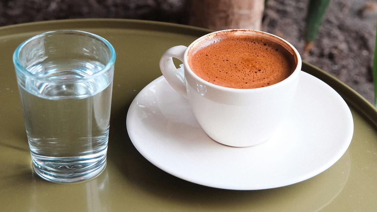 O motivo por trás deste habito vem da Europa, e vários países vem seguindo essa regra