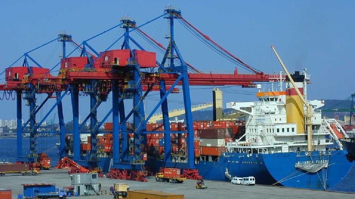 Visitante pode escolher fazer o passeio de van ou de barco