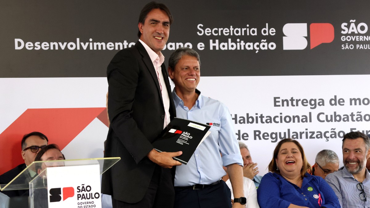 A solenidade de entrega dos títulos ocorreu nesta segunda-feira (20), em Cubatão, com a presença do governador Tarcísio de Freitas