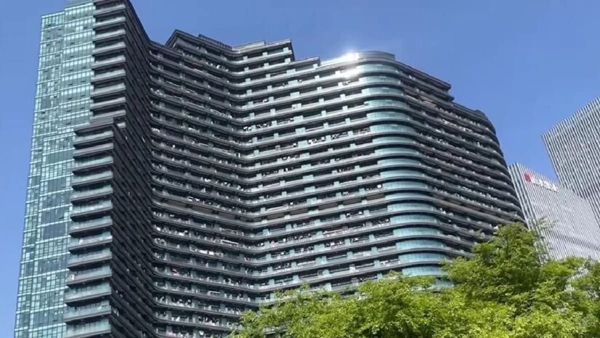 O edifício conta com diversos serviços como escolas, mercados, hospitais e academias