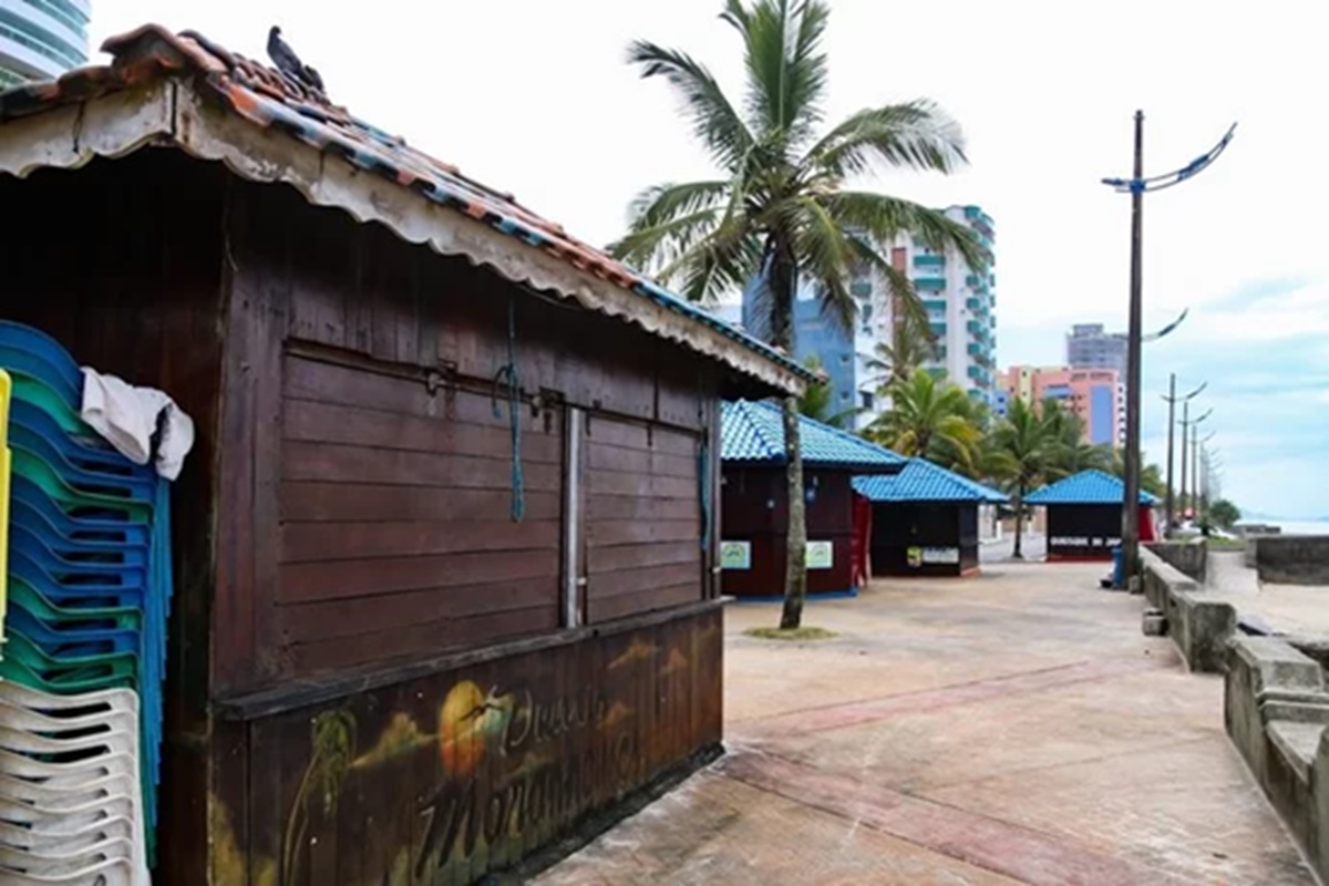 Cada quiosque poderá dispor de até 20 conjuntos de mesas com quatro cadeiras e guarda-sóis