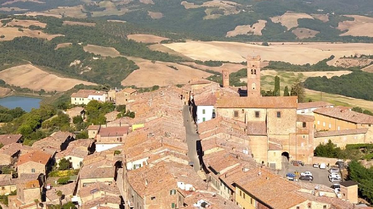 Radicondoli fica no meio das colinas toscanas