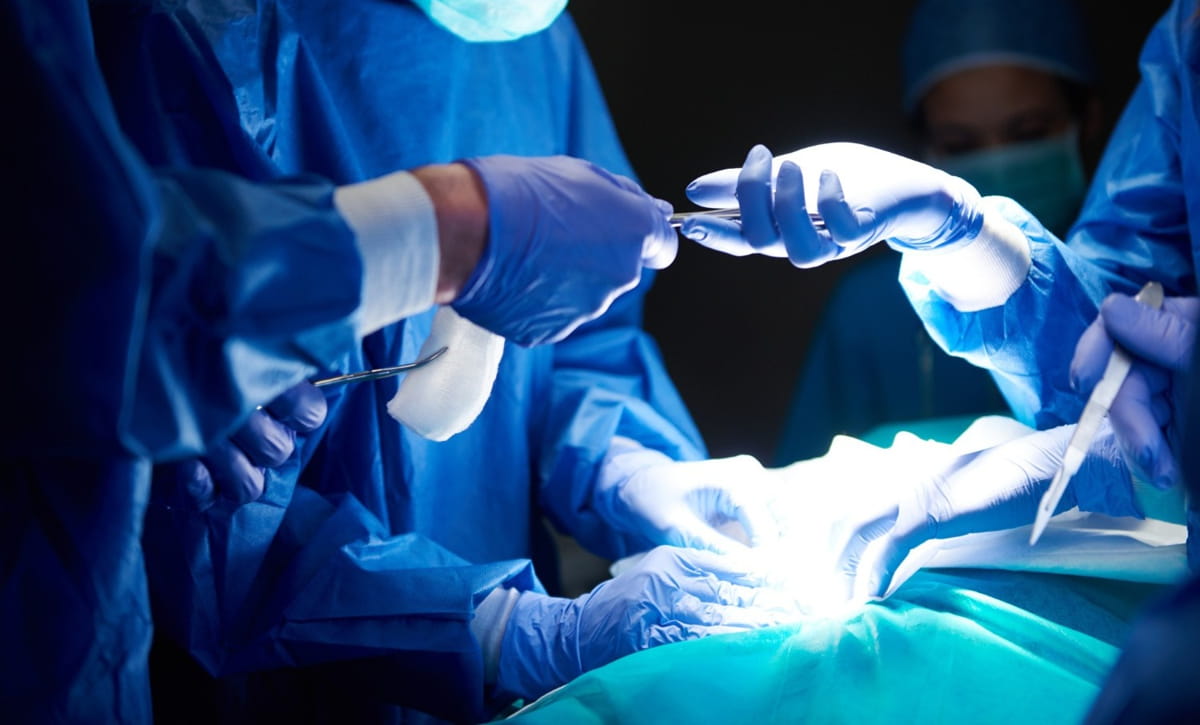 A Anvisa orienta que profissionais de saúde e pacientes suspendam imediatamente o uso dos produtos afetados e comuniquem qualquer ocorrência à Vigilância Sanitária local