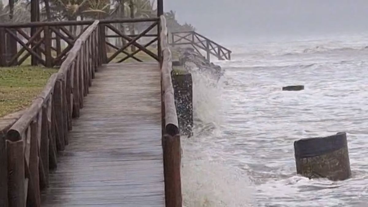 Em Peruíbe, uma ressaca fez o mar atingir a mureta e deixou a cidade sem praia