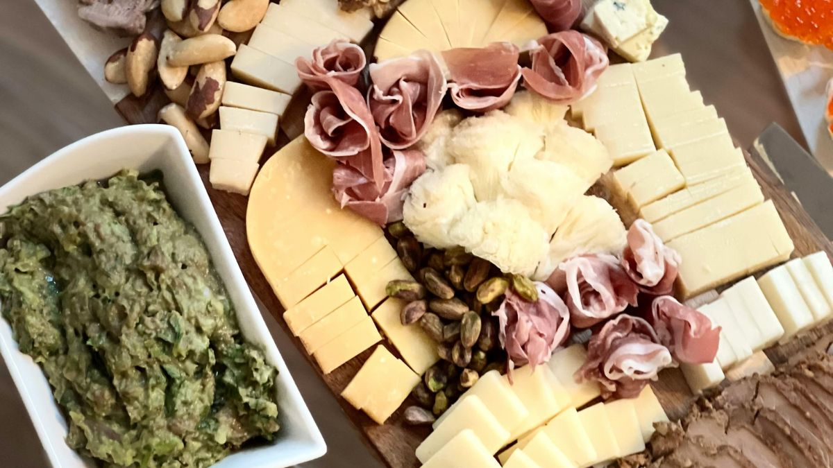 Turistas podem acompanhar a fabricação de queijos e interagir com animais da fazenda