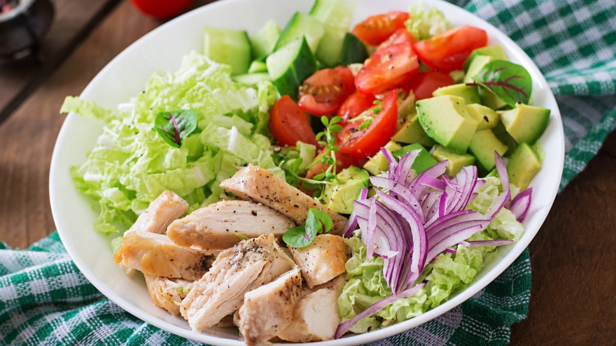 Priorize proteínas, vitaminas B12 e D, e cálcio para garantir a vitalidade e bem-estar na maturidade