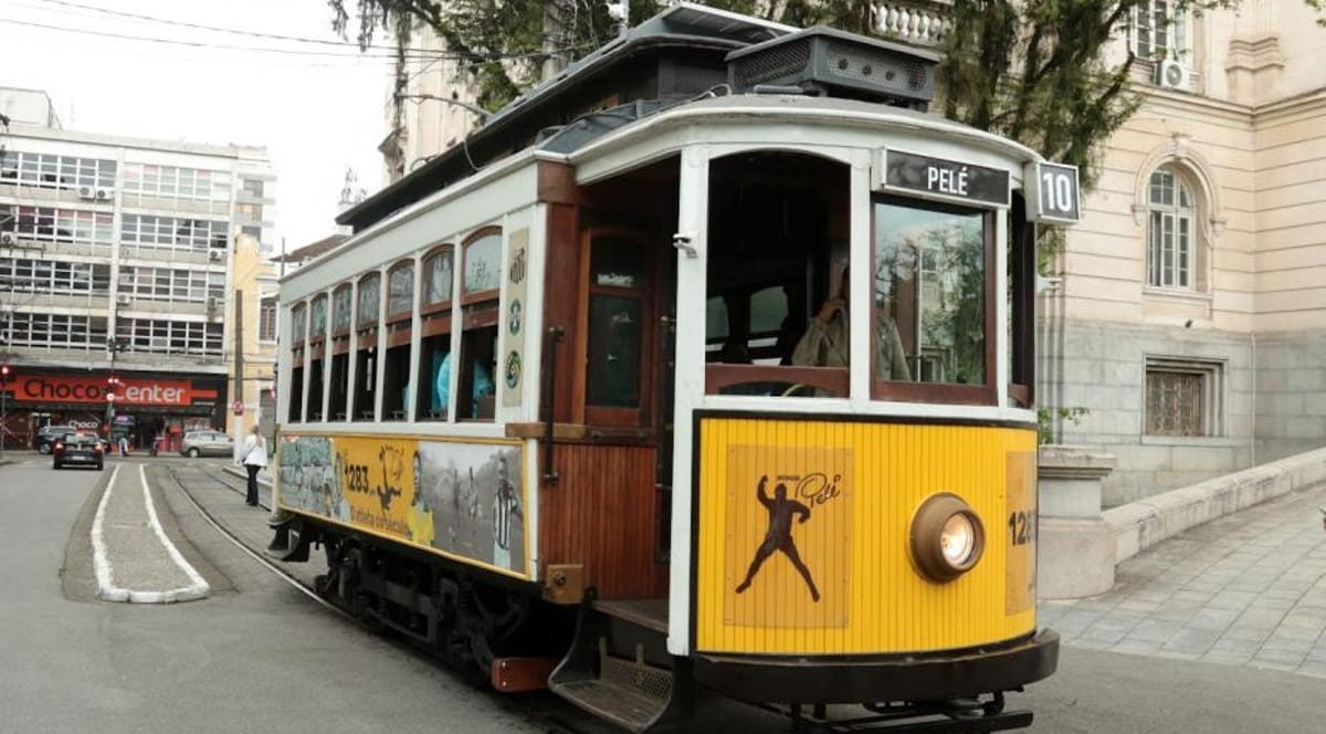 Com 15 minutos de duração e capacidade para 23 passageiros, o passeio percorrerá os principais pontos turísticos entre o Valongo e a Praça Mauá, acompanhado por um guia de turismo da Setur