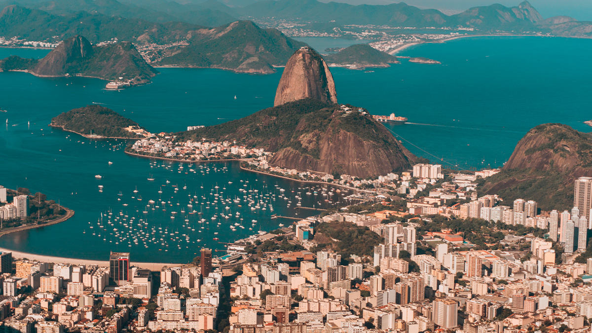 Cada década do Brasil reflete transformações sociais, culturais e econômicas, e as cidades evoluíram junto com quem nasceu nelas.