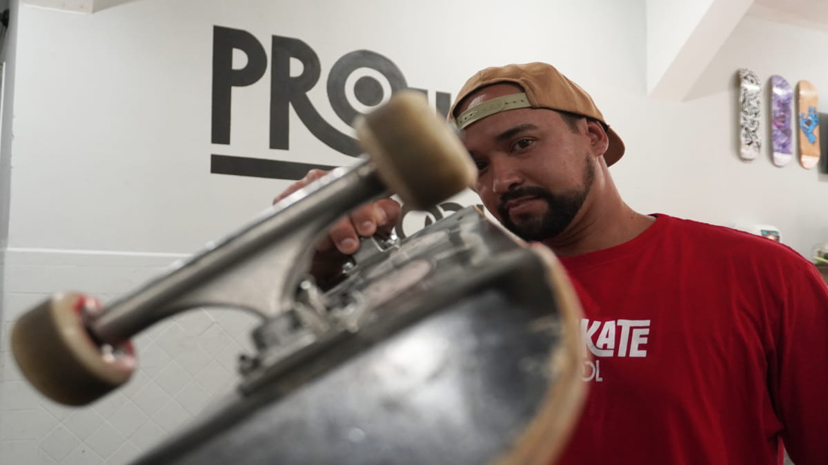 Skatista de Santos, Bruninho Angelo carrega até hoje o legado do amigo Chorão