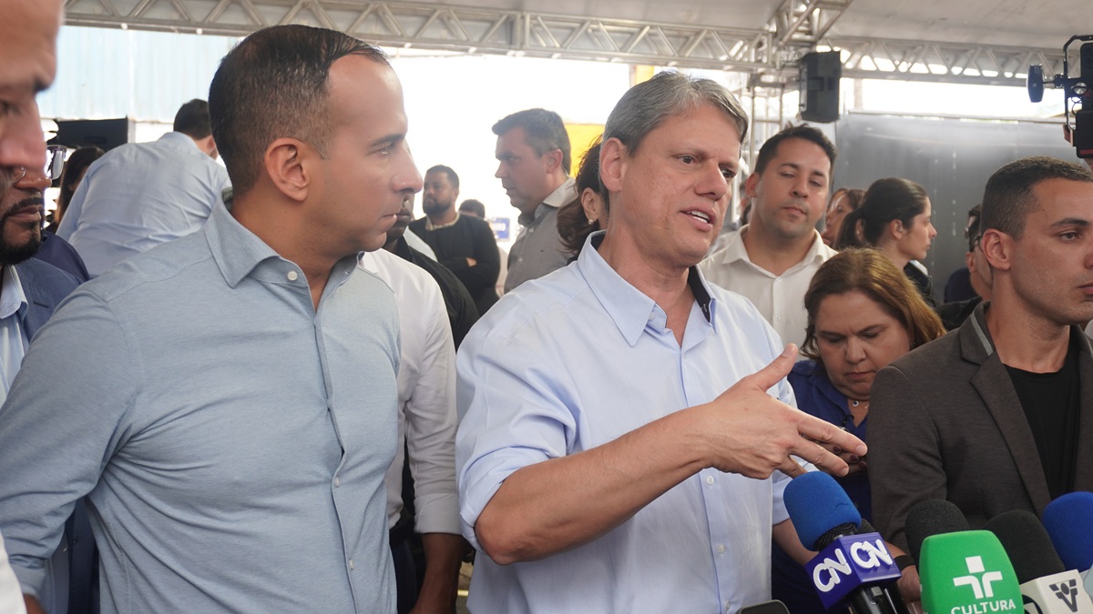 Tarcísio Freitas esteve em Cubatão na manhã desta segunda-feira (20) para entrega de conjuntos habitacionais