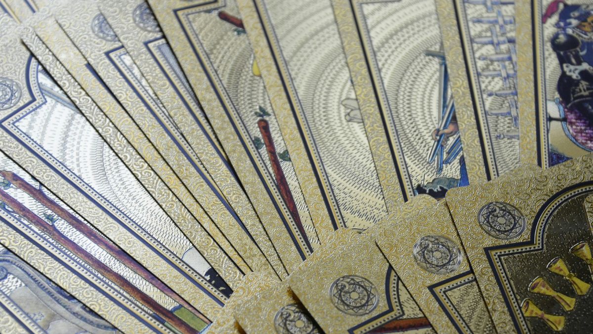 No Tarot Terapêutico, essas partes são refletidas pelos Arcanos, mostrando padrões que bloqueiam nossa evolução