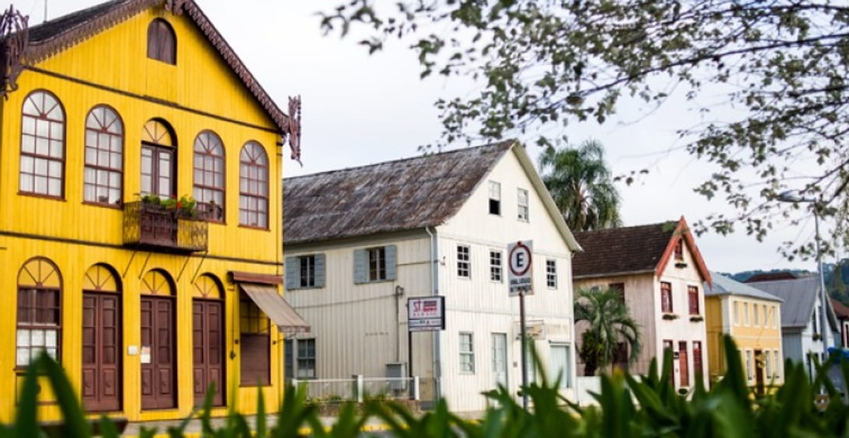 A cidade encanta pela atmosfera bucólica, ruas charmosas, gastronomia típica e hospitalidade calorosa que traduzem a herança cultural dos imigrantes