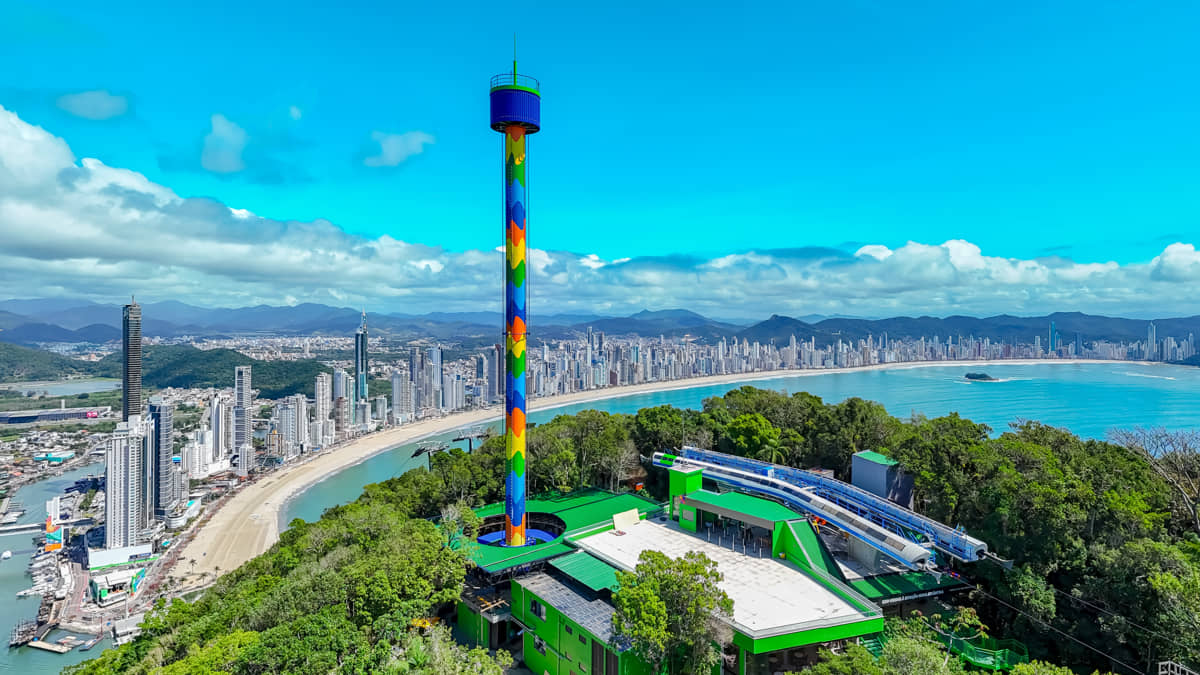 A torre proporcional uma vista de tirar o fôlego de toda a cidade