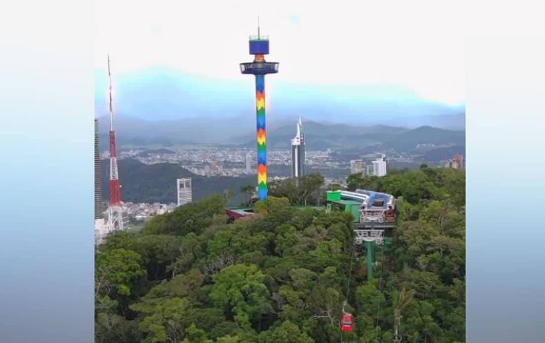 O brinquedo foi instalado a 300 metros de altura, acima do nível do mar