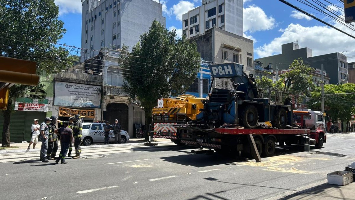 Vazamento de óleo interdita rua no Centro de Santos